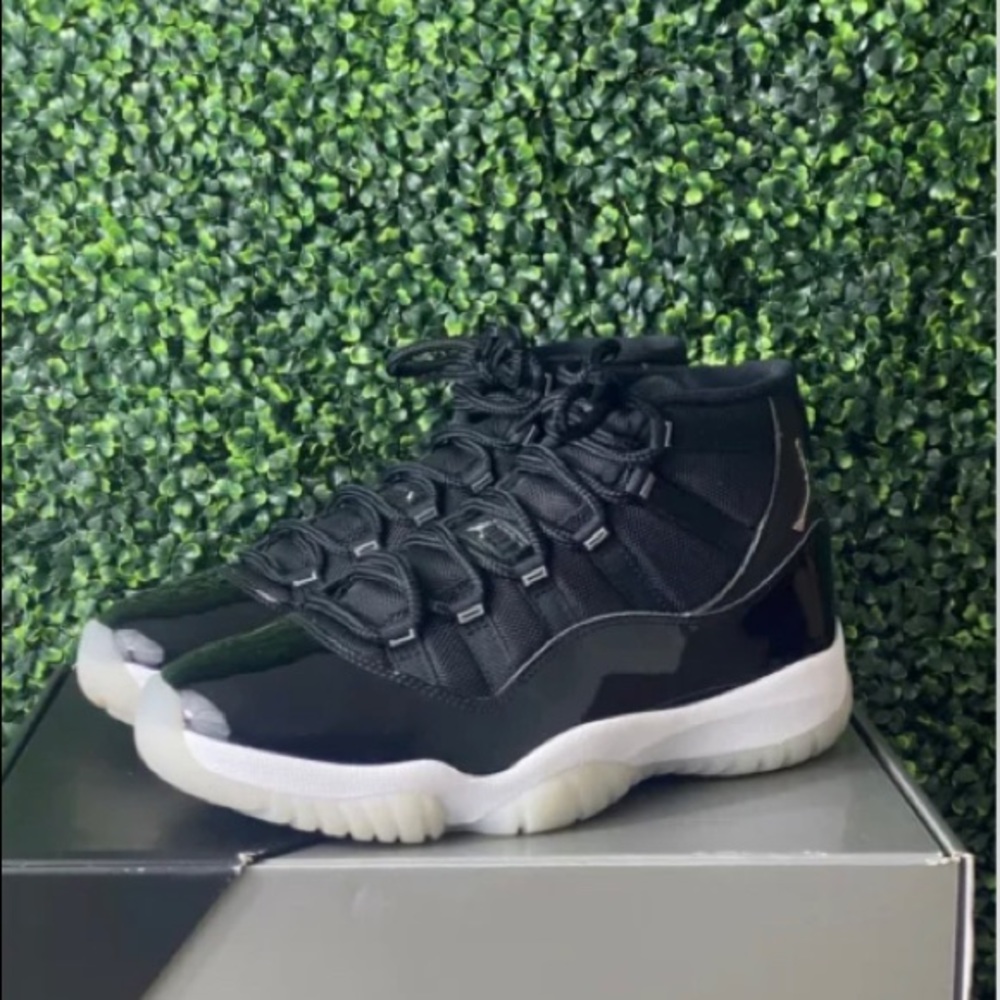 🤍🖤Jordan 11 Jubilee Size 11🖤🤍